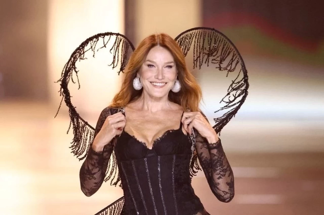 Carla Bruni Victoria's Secret Defilesinde İlk Kez Sahneye Çıktı! 56 Yaşında "Melek" Oldu