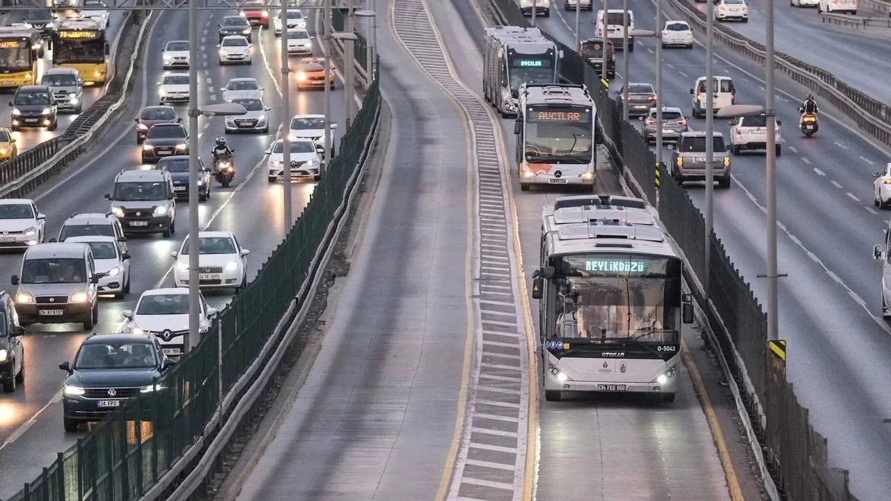 Metrobüs Gidiyor, Metro Geliyor Mu? İstanbul'un Ulaşım Sorununa Radikal Çözüm Yolda!