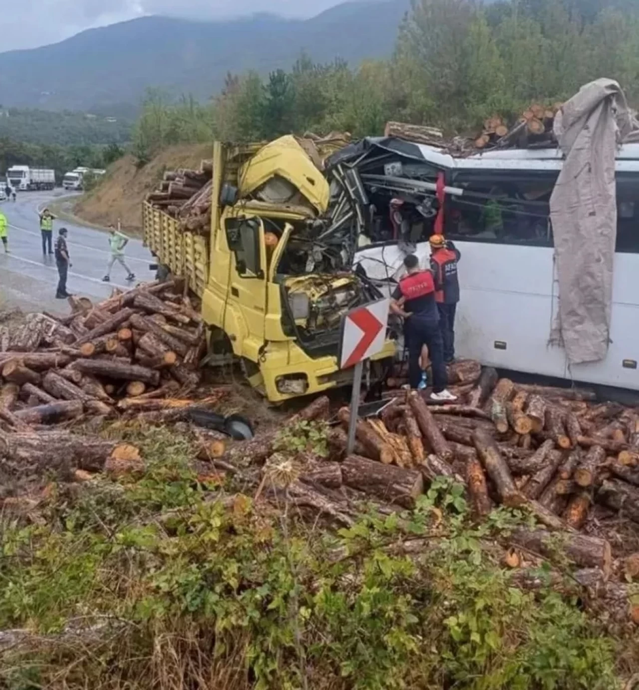 Zonguldak’ta Feci Kaza! Yolcu Otobüsü ile Tomruk Yüklü Kamyon Çarpıştı, 2 Ölü, 23 Yaralı!