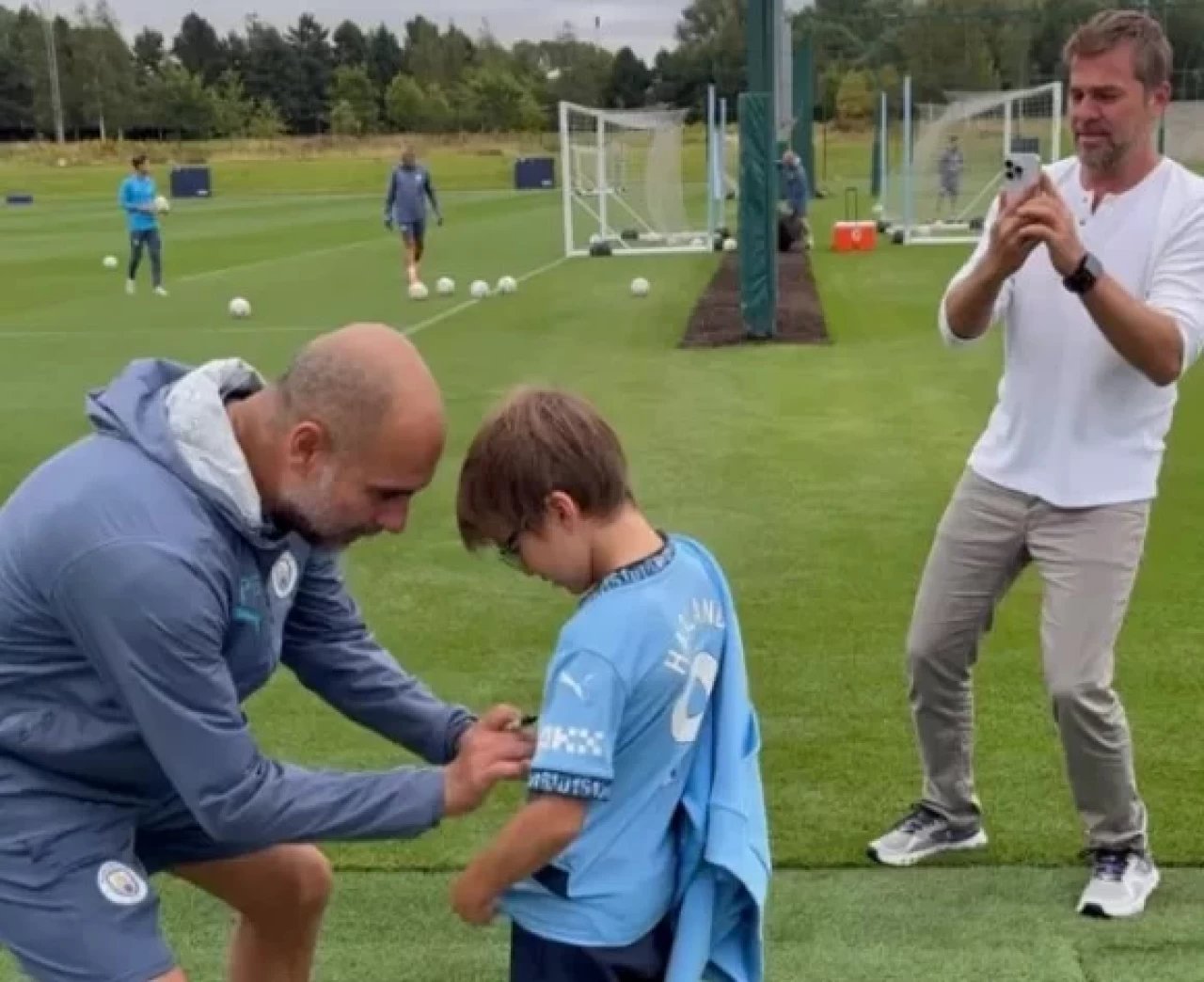 Engin Altan Düzyatan’dan Oğluna Manchester City Sürprizi! Guardiola ve De Bruyne ile Buluştu