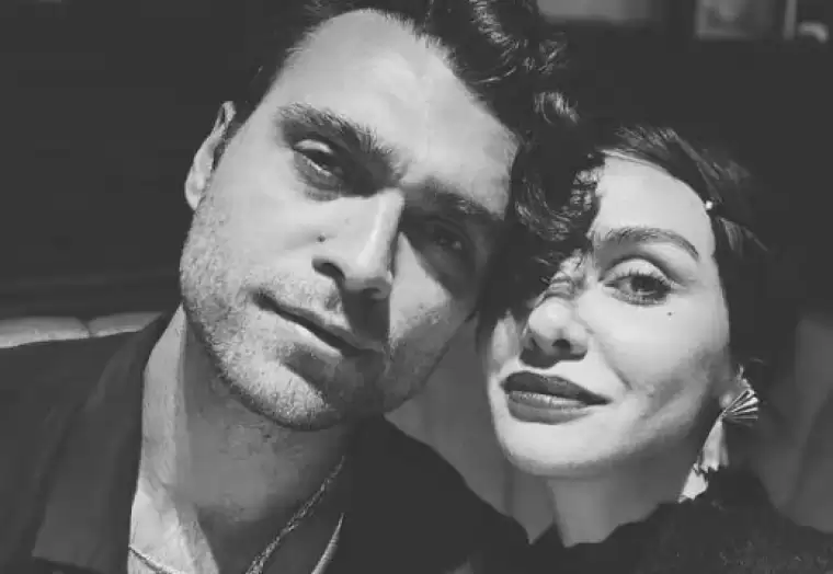 Birce Akalay Aşkını Yeniden İlan Etti! Hakan Kurtaş'ı Öptüğü Pozları Paylaştı! 1