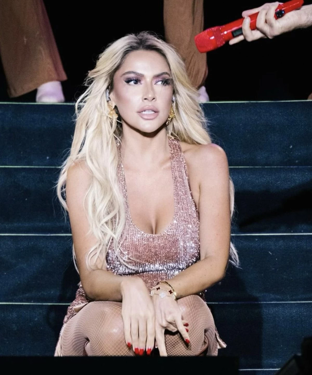 Hadise'nin İzmir Performansı: Cesur Adımlar ve Şaşırtan Pozlarla Geceye Damga Vurdu!